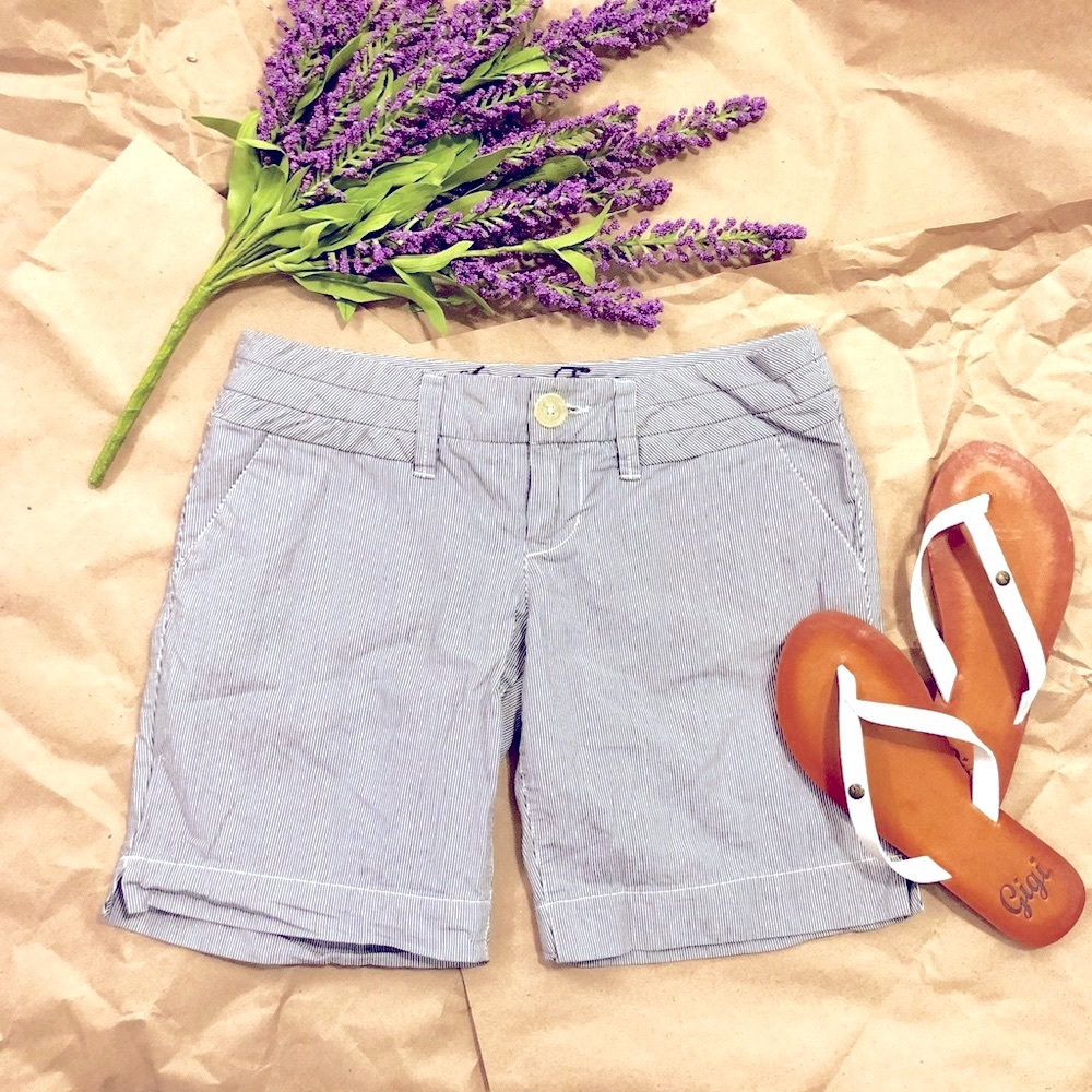 AE Pin Striped Dress Shorts Size 4